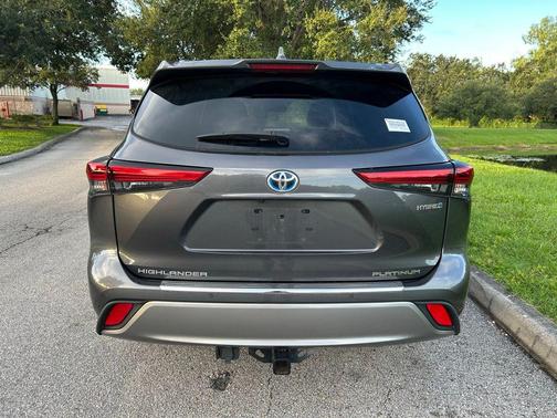 2022 Toyota Highlander Hybrid Platinum
