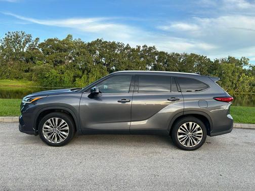 2022 Toyota Highlander Hybrid Platinum