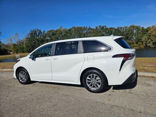 2025 Toyota Sienna LE