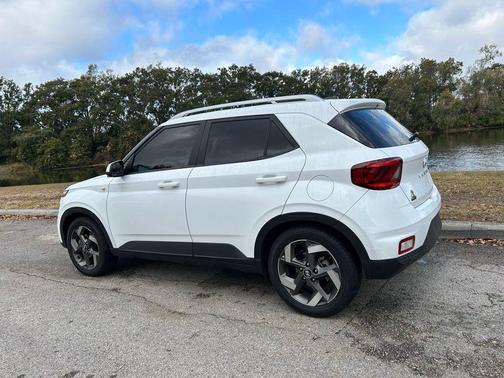 2023 Hyundai VENUE SEL