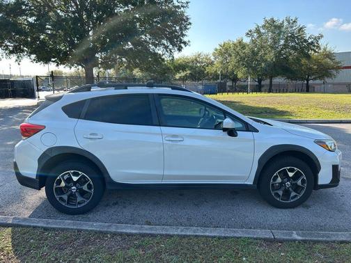 Crystal White Pearl 2018 Subaru Crosstrek 2.0i Premium