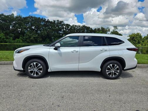 2024 Toyota Highlander XLE