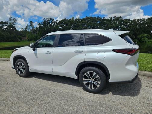 2024 Toyota Highlander XLE