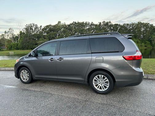 2017 Toyota Sienna XLE Premium