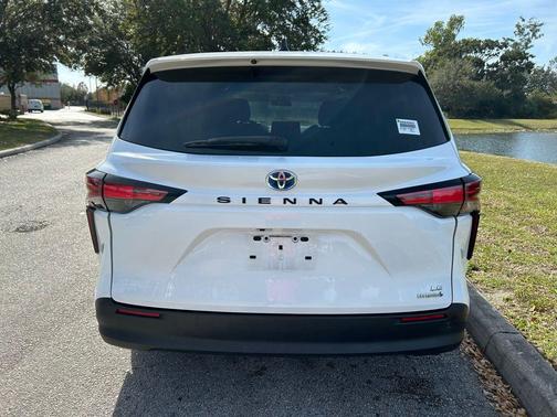 2022 Toyota Sienna LE