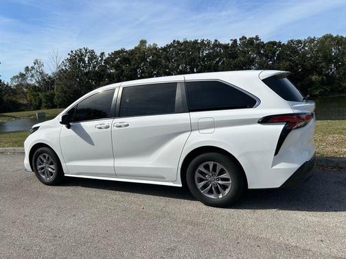2022 Toyota Sienna LE