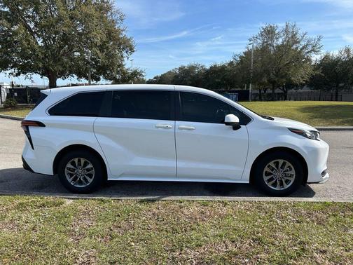 2022 Toyota Sienna LE