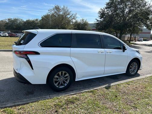 2022 Toyota Sienna LE
