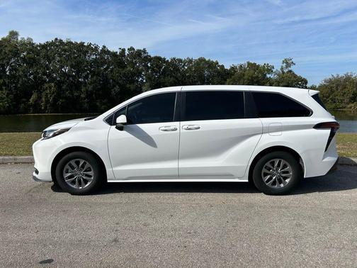 2022 Toyota Sienna LE