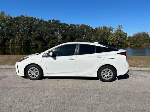 2022 Toyota Prius LE