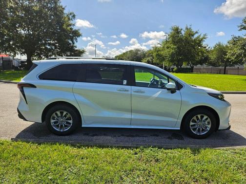 2024 Toyota Sienna XLE