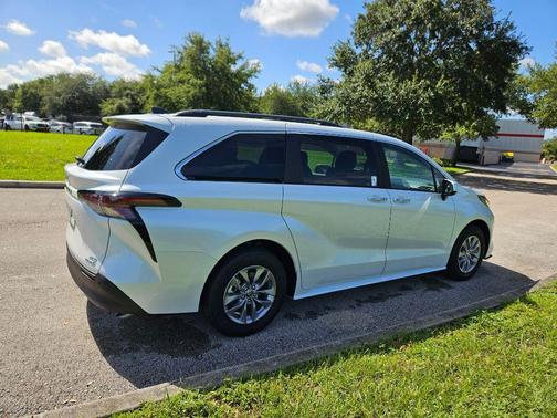 2024 Toyota Sienna XLE