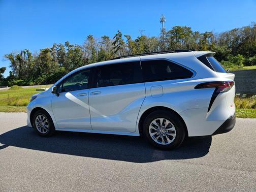 2024 Toyota Sienna XLE
