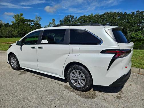 2024 Toyota Sienna XLE
