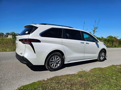 2024 Toyota Sienna XLE