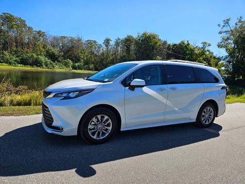 2024 Toyota Sienna XLE