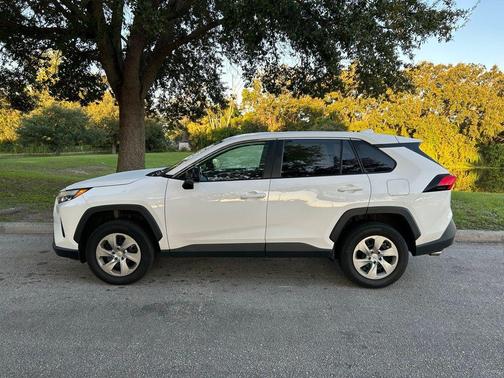 2023 Toyota RAV4 LE