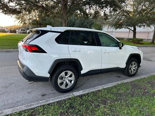 2023 Toyota RAV4 LE