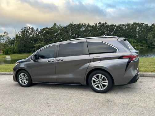 2022 Toyota Sienna Limited 7-Passenger