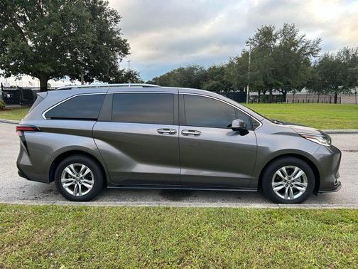 2022 Toyota Sienna Limited 7-Passenger