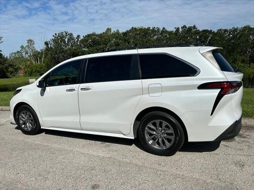 2022 Toyota Sienna XLE 8 Passenger