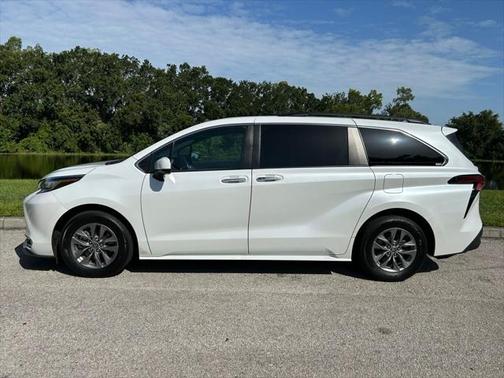 2022 Toyota Sienna XLE 8 Passenger