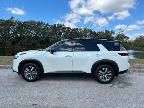 2022 Nissan Pathfinder SL 2WD
