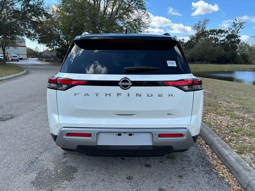 2022 Nissan Pathfinder SL 2WD