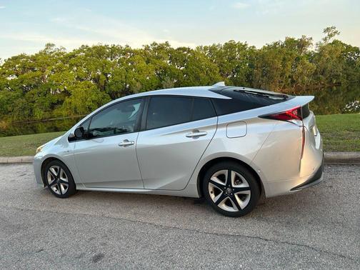 Classic Silver Metallic 2018 Toyota Prius Four Touring