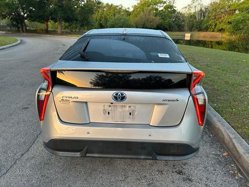 Classic Silver Metallic 2018 Toyota Prius Four Touring