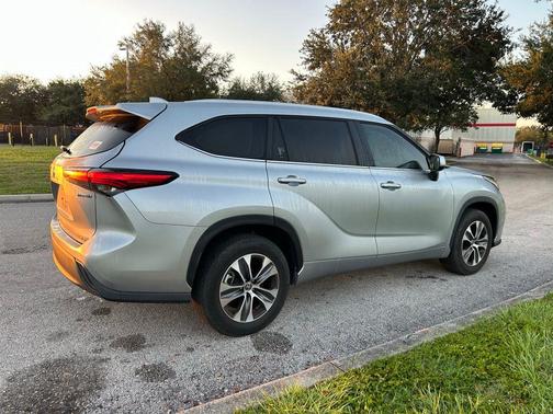 2023 Toyota Highlander Hybrid XLE