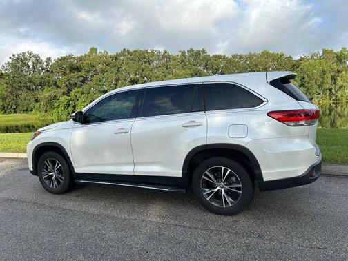 2019 Toyota Highlander LE I4