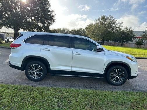 2019 Toyota Highlander LE I4