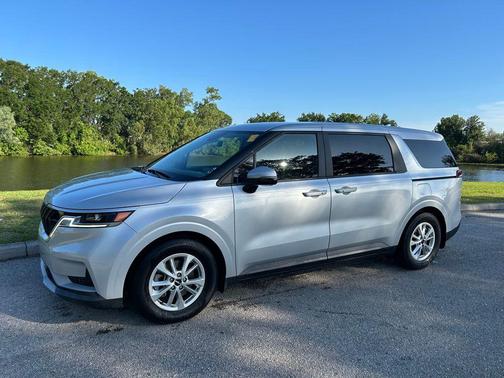 Silky Silver 2022 Kia Carnival LXS