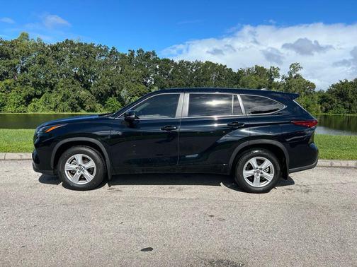 2023 Toyota Highlander LE
