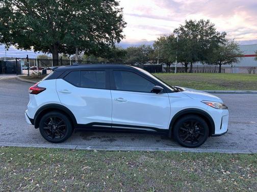 2023 Nissan Kicks SR