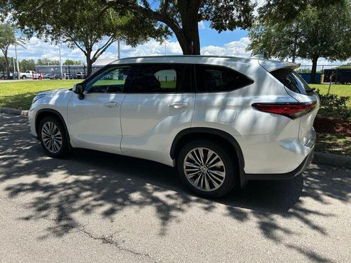 Wind Chill Pearl 2022 Toyota Highlander Platinum