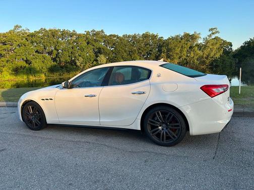 Bianco 2018 Maserati Ghibli S Q4