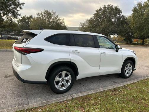 2024 Toyota Highlander LE