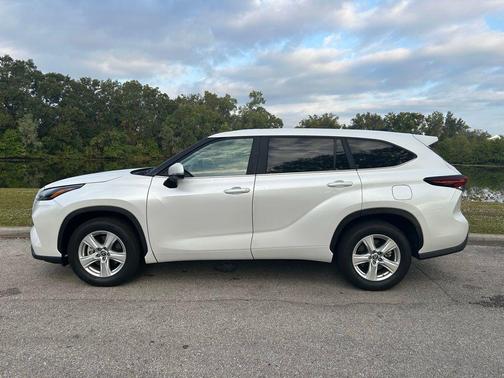2024 Toyota Highlander LE