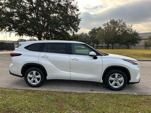 2024 Toyota Highlander LE
