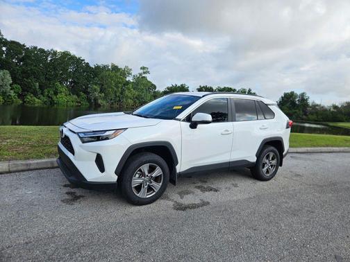 Ice Cap 2024 Toyota RAV4 XLE
