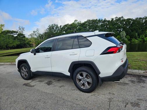 Ice Cap 2024 Toyota RAV4 XLE