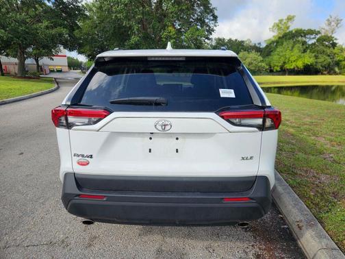 Ice Cap 2024 Toyota RAV4 XLE