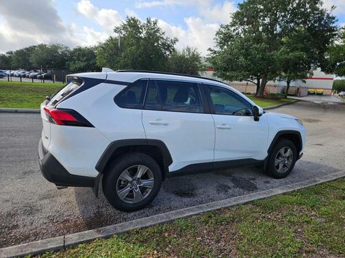 Ice Cap 2024 Toyota RAV4 XLE