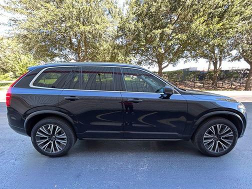 2021 Volvo XC90 T6 Momentum