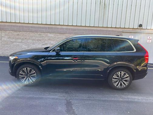 2021 Volvo XC90 T6 Momentum