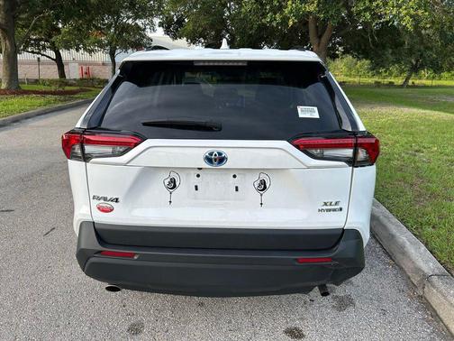 Ice Cap 2024 Toyota RAV4 Hybrid XLE