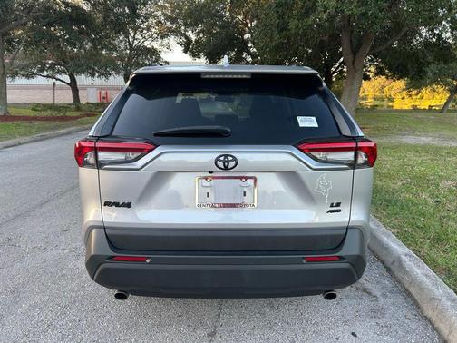 2020 Toyota RAV4 LE
