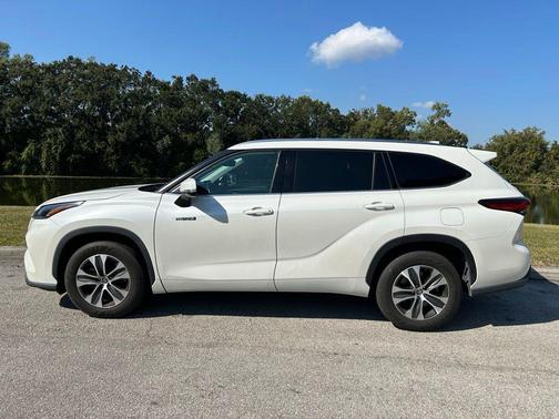 2021 Toyota Highlander Hybrid XLE